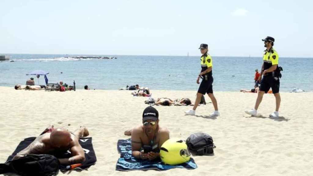 Dos agentes de la Guardia Urbana patrullando a pie por las playas en una imagen de archivo / SAPOL