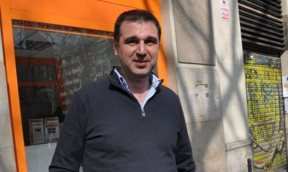 Roger Pallarols, frente a la entrada de las oficinas del Gremi de Restauració, en la Gran Via de Barcelona