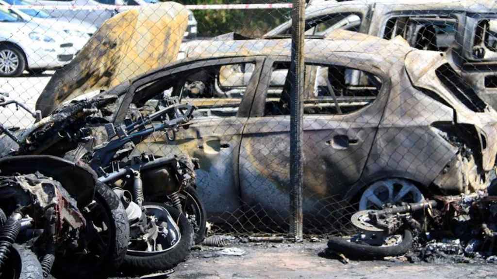 Coche calcinado en el parking del Aeropuerto tras el incendio