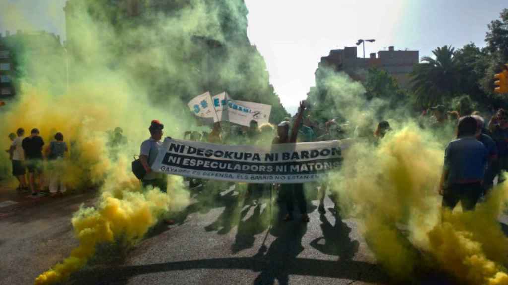 Manifestantes en la concentración de Sants en contra de los desokupas / Twitter