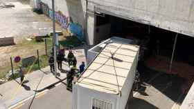 El camión volcado tras chocar contra un puente / Movimiento Diagonal Mar