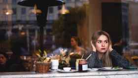 Una joven en una de las cafeterías más tranquilas para ir a trabajar o a estudiar