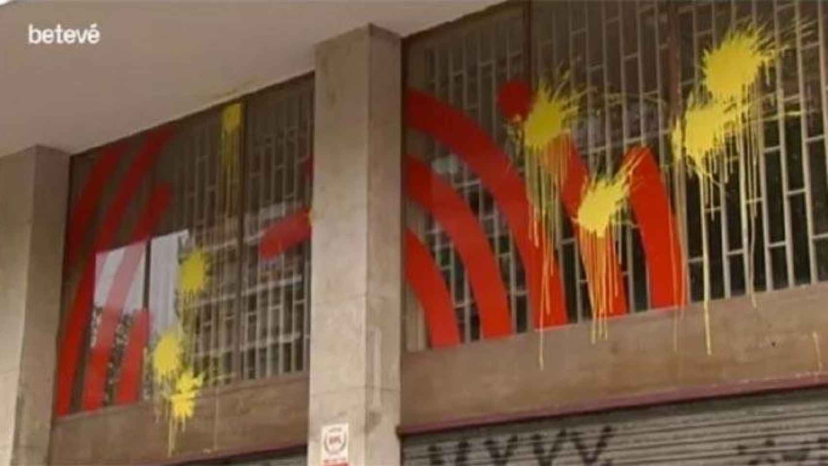 Pintadas en la sede de Barcelona en Comú