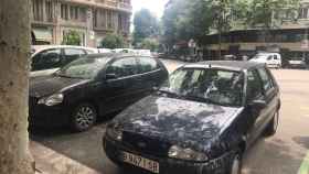 Dos coches llenos de excrementos de palomas en la calle París de Barcelona