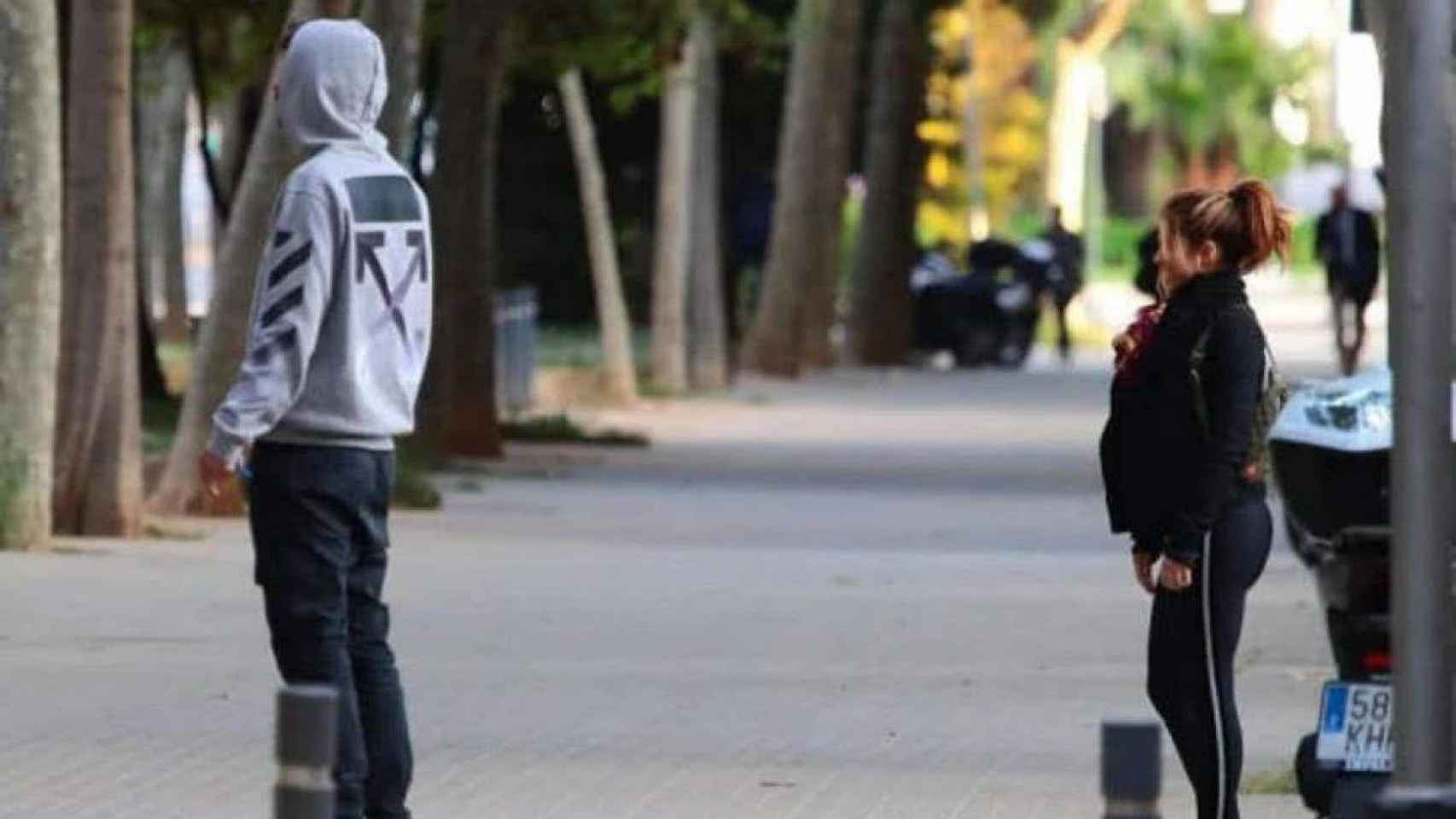 Shakira y Gerard Piqué por las calles de Barcelona, imagen en la que se aprecia que la cantante podría estar embarazada