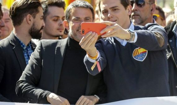 Manuel Valls junto a Albert Rivera, en una manifestación / EFE