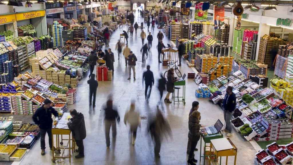 Gente paseando junto a los comerciantes en Mercabarna, ubicado en la Zona Franca de Barcelona