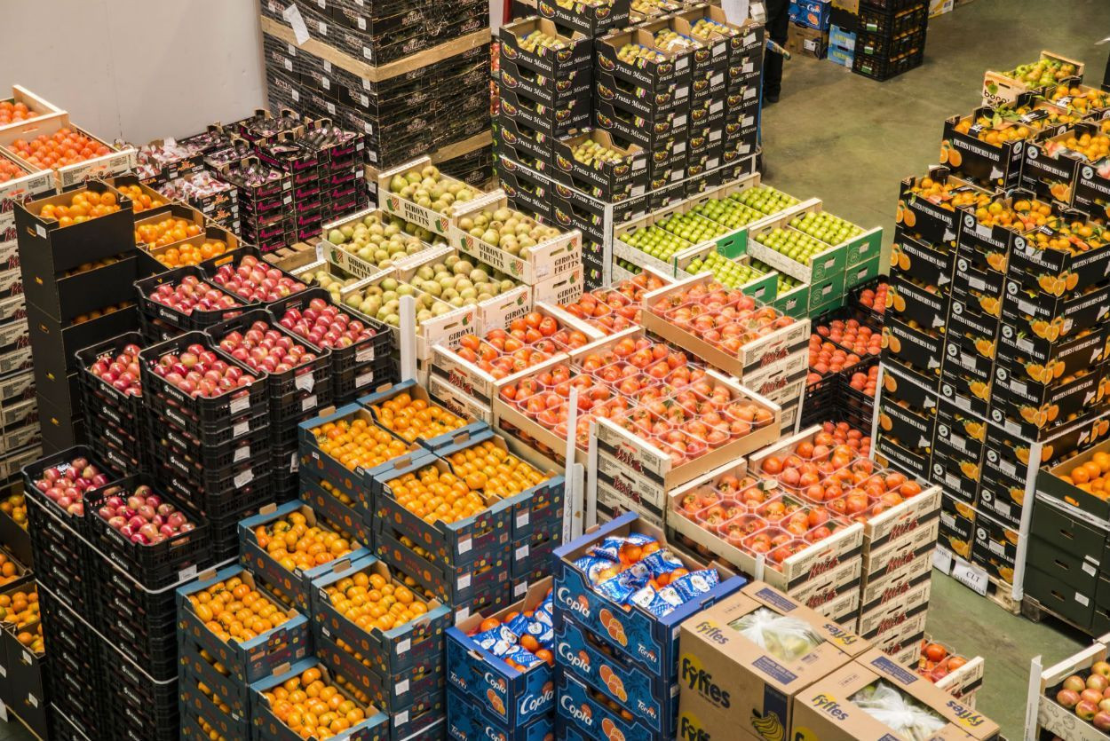 Cajas llenas de fruta en el polígono alimenticio de Mercabarna