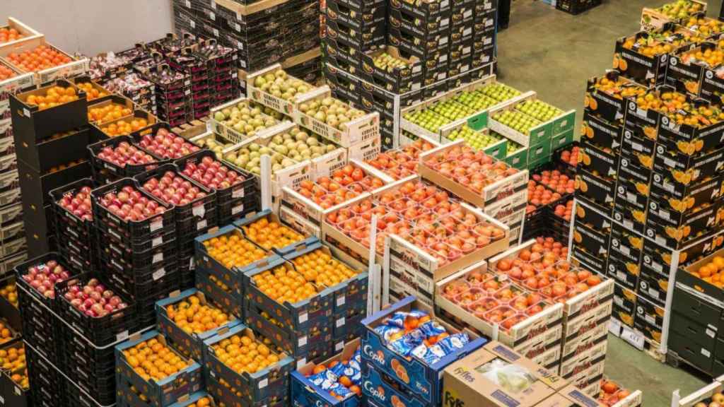 Cajas llenas de fruta en el polígono alimenticio de Mercabarna