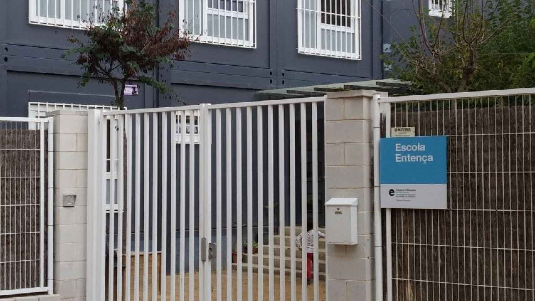 Entrada de la escuela Entença, en el recinto de la escuela industrial / JORDI SUBIRANA