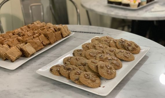 'Brownie' de caramelo y chocolate y 'cookies de chocolate caramelo y sal escamada / MA