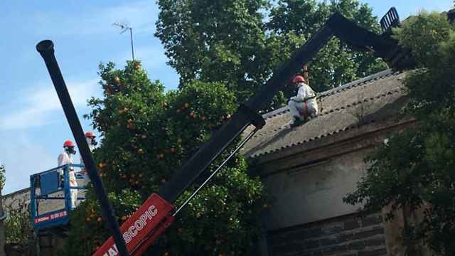 Operarios debidamente protegidos para la retirada de uralita en la antigua fábrica de Enric Sanchís / CR