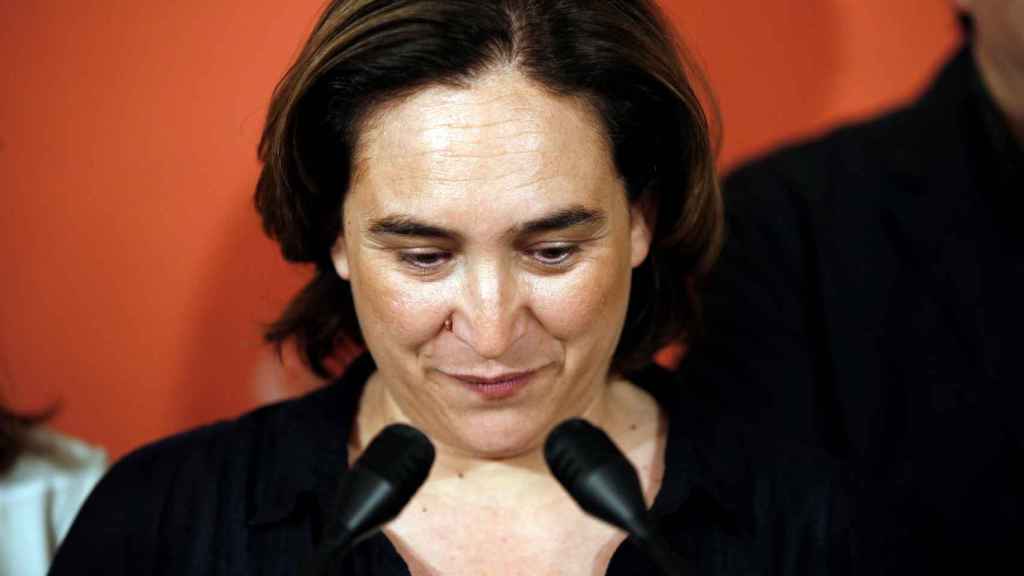 Ada Colau, durante la rueda de prensa en la sede de los 'comuns' / EFE ALEJANDRO GARCÍA