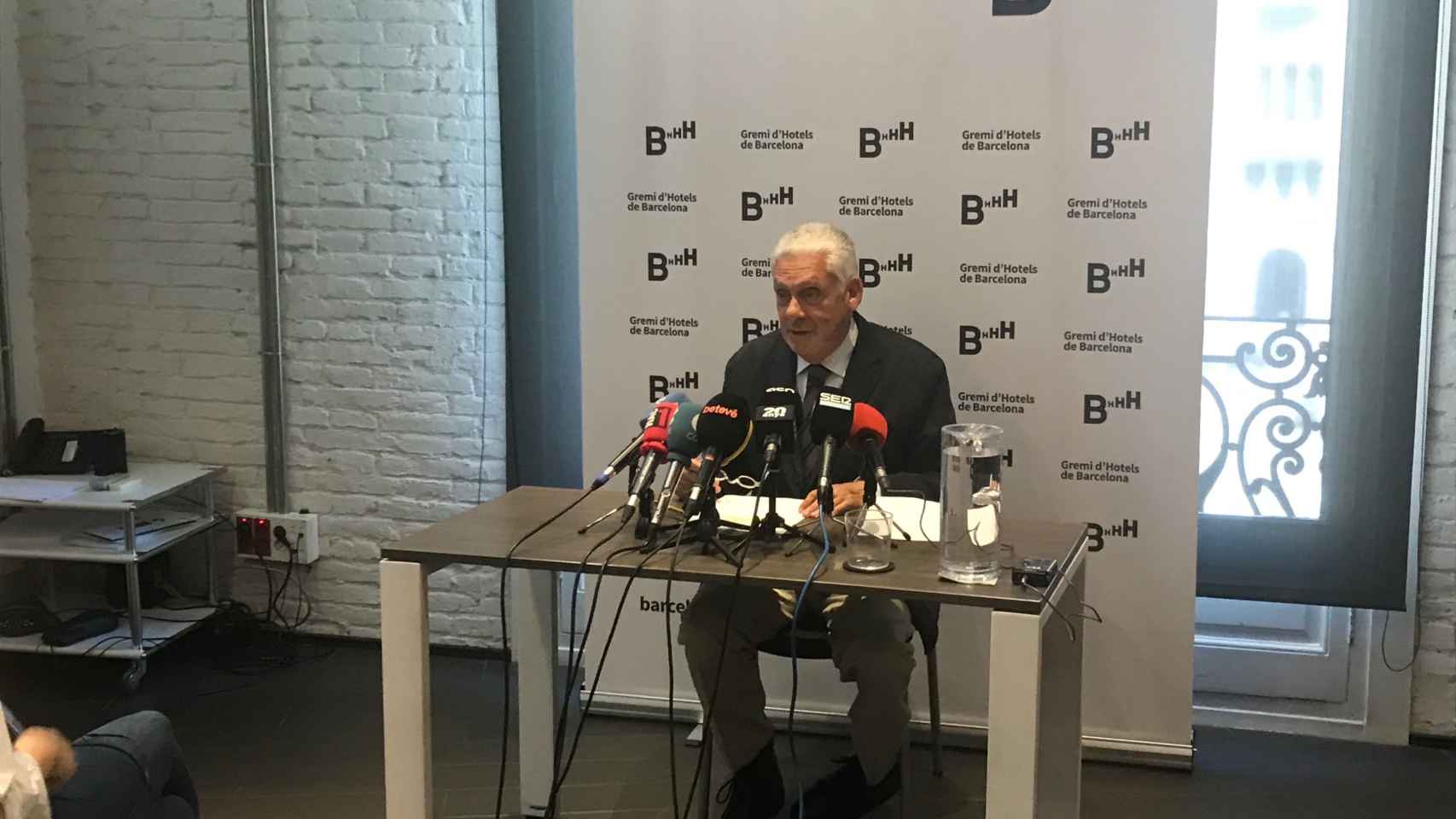 Jordi Clos, presidente del Gremi d'Hotels de Barcelona en rueda de prensa / MA