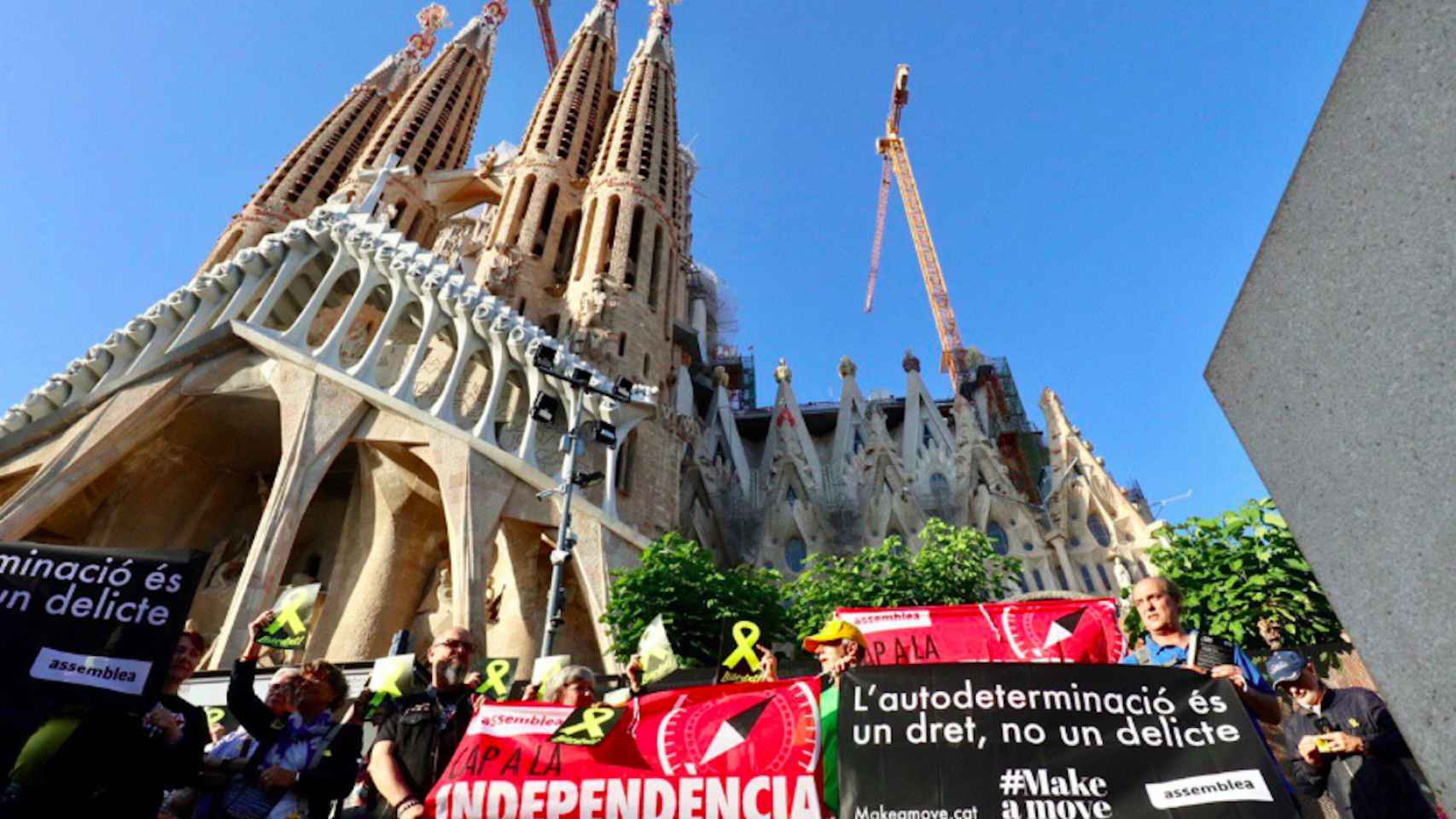 Miembros de la ANC protestando frente a la Sagrada Familia / TWITTER