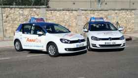 Dos coches de autoescuela aparcados para que los alumnos se saquen el carnet de conducir