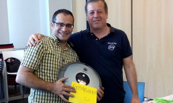 Dos miembros de una Restart Party, junto al aparato reparado