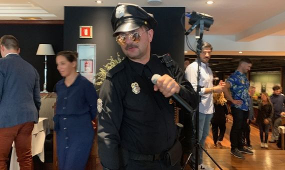 Policía del Bingo Brunch dirigiéndose a los comensales en Barcelona / MA