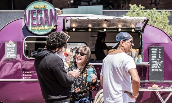 Zona gastronómica con 'food trucks' en el Maremagnum Fest / Carlota Figueras