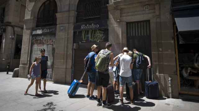 Un grupo de turistas entrando en un piso del centro de Barcelona