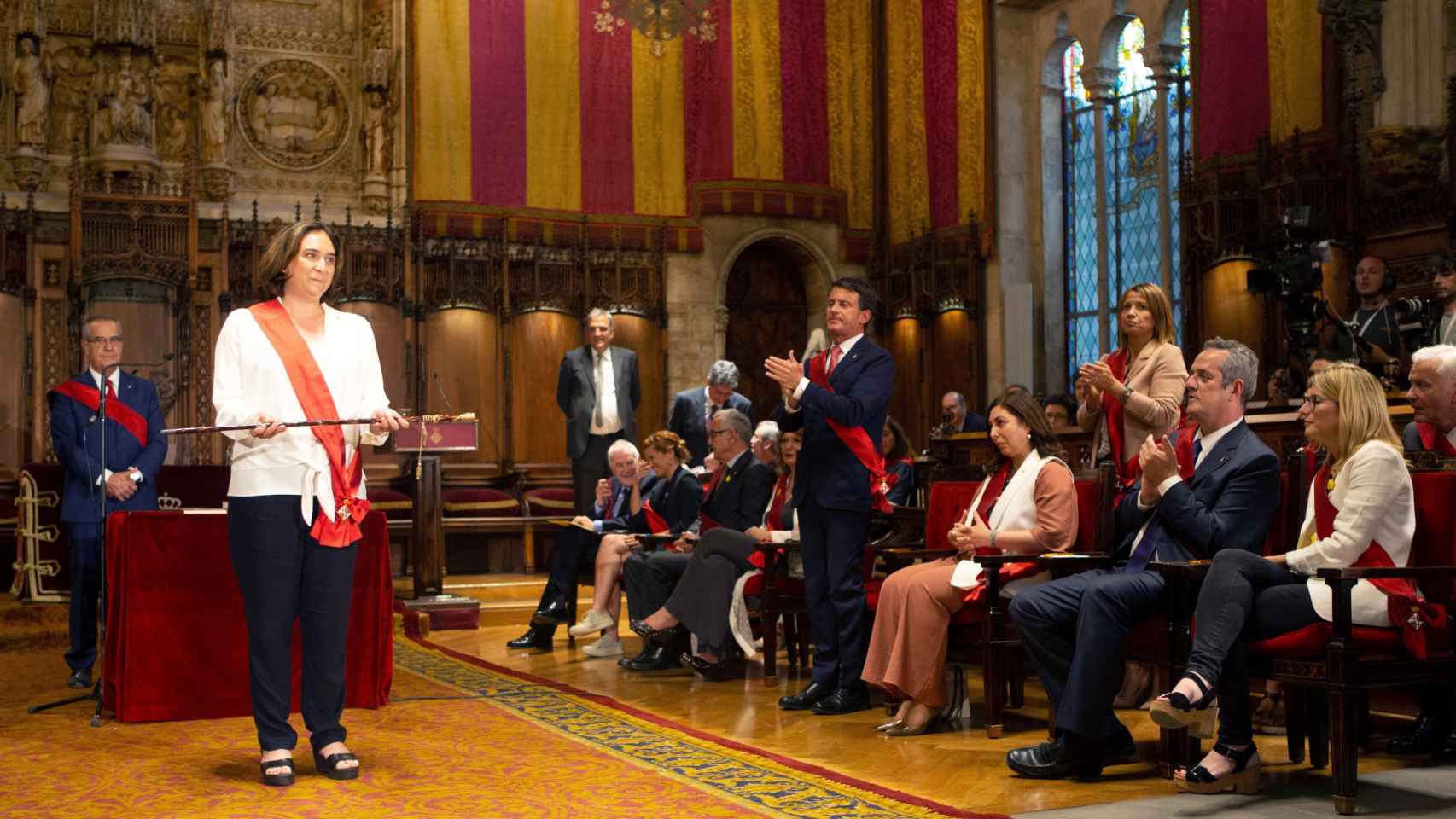 Valls aplaude a Colau tras recibir la vara de mando de la ciudad / EFE