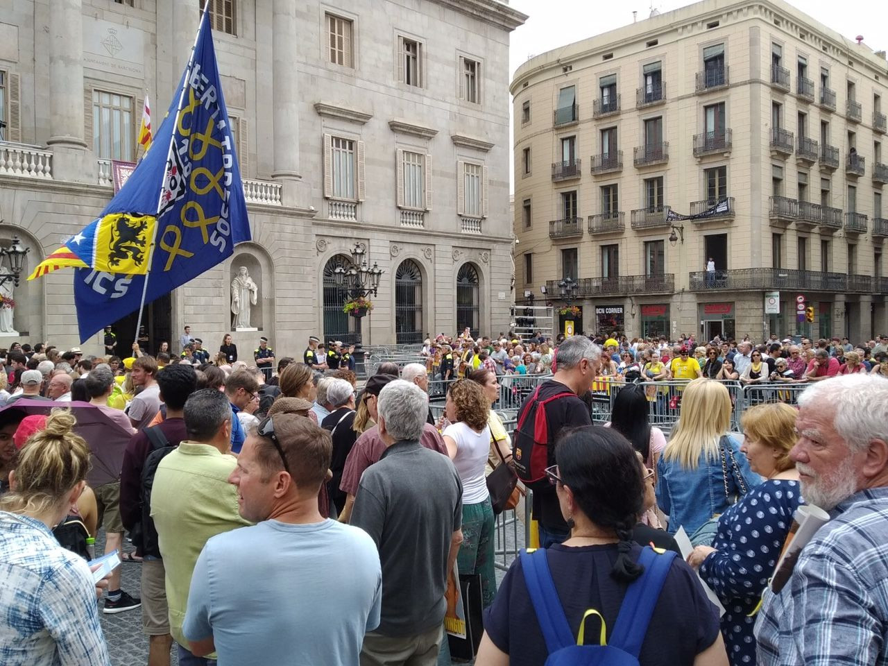 Grupos de Independentistas en la plaza de Sant Jaume / JORDI SUBIRANA