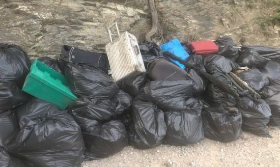 Bolsas de basura, objetos abandonados y maletas a punto de pudrirse en la carretera de les aigües de Barcelona