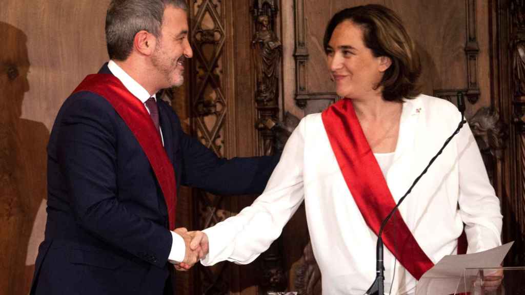 Jaume Collboni saluda a Ada Colau tras ser investida como alcaldesa de Barcelona / EFE