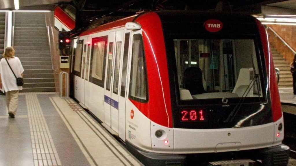 Un convoy de metro entra en la estación de Paral·lel de la L2 / TONY HISGETT