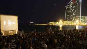 Personas asistiendo al ciclo de Cine en la Playa / AYUNTAMIENTO DE BARCELONA