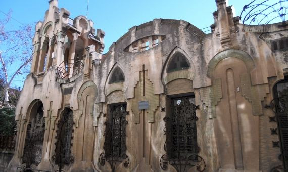 La casa Tosquella es un edificio modernista ubicado en el barrio barcelonés del Putxet