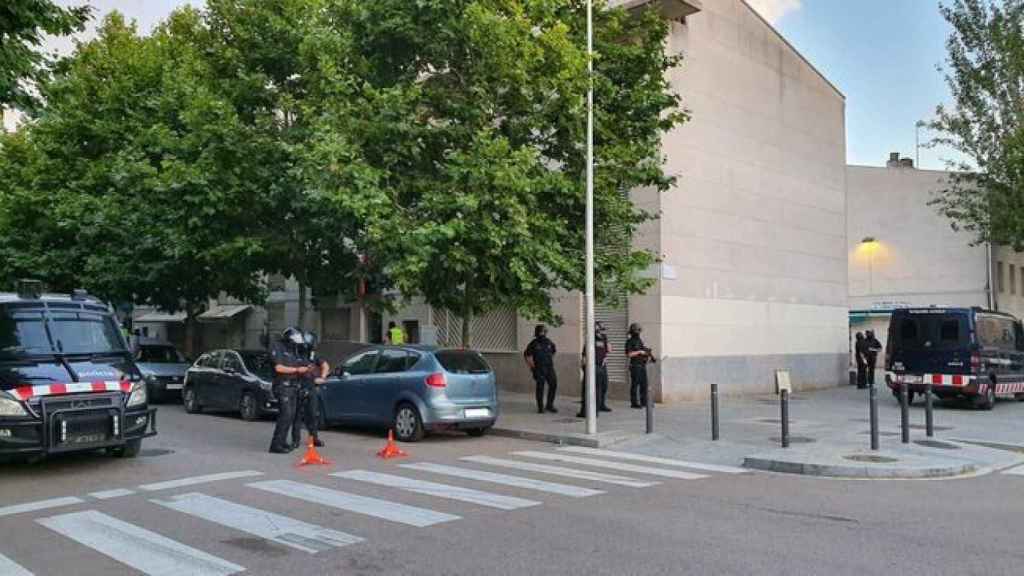 La policía, los Mossos d'Esquadra y la Guardia Urbana desarrollando una operación contra el tráfico de drogas en El Prat / Mossos