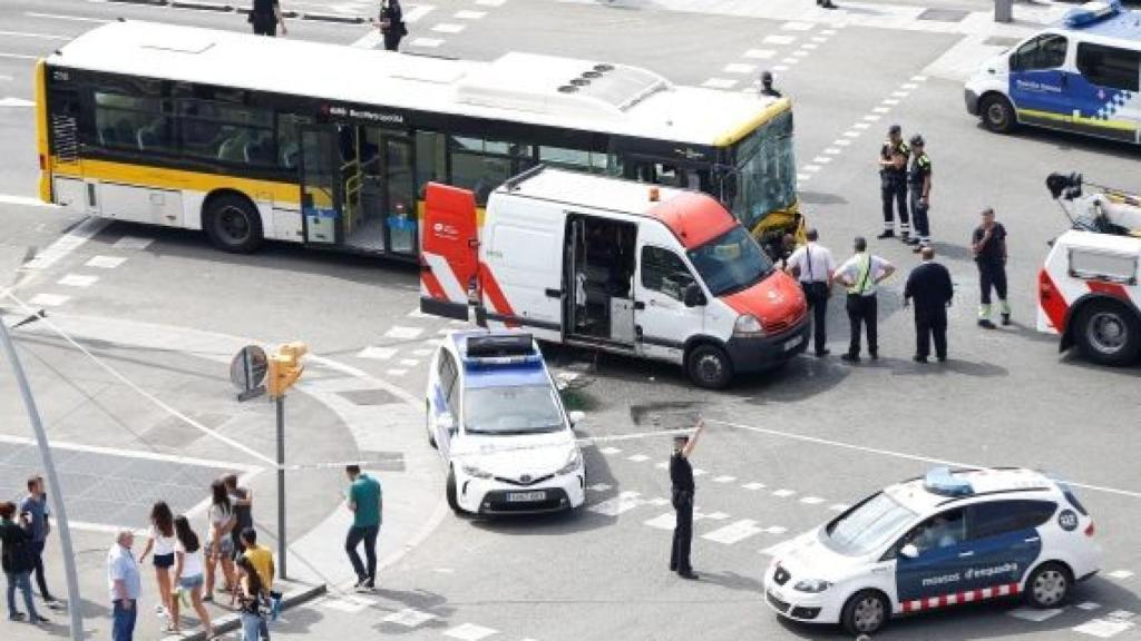 Accidente entre dos buses y una moto en Barcelona