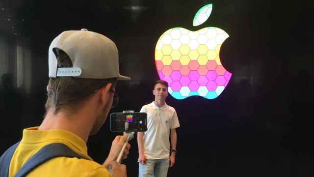 Jóvenes con palos 'selfie' en la reapertura de la tienda Apple en Barcelona / P. B.