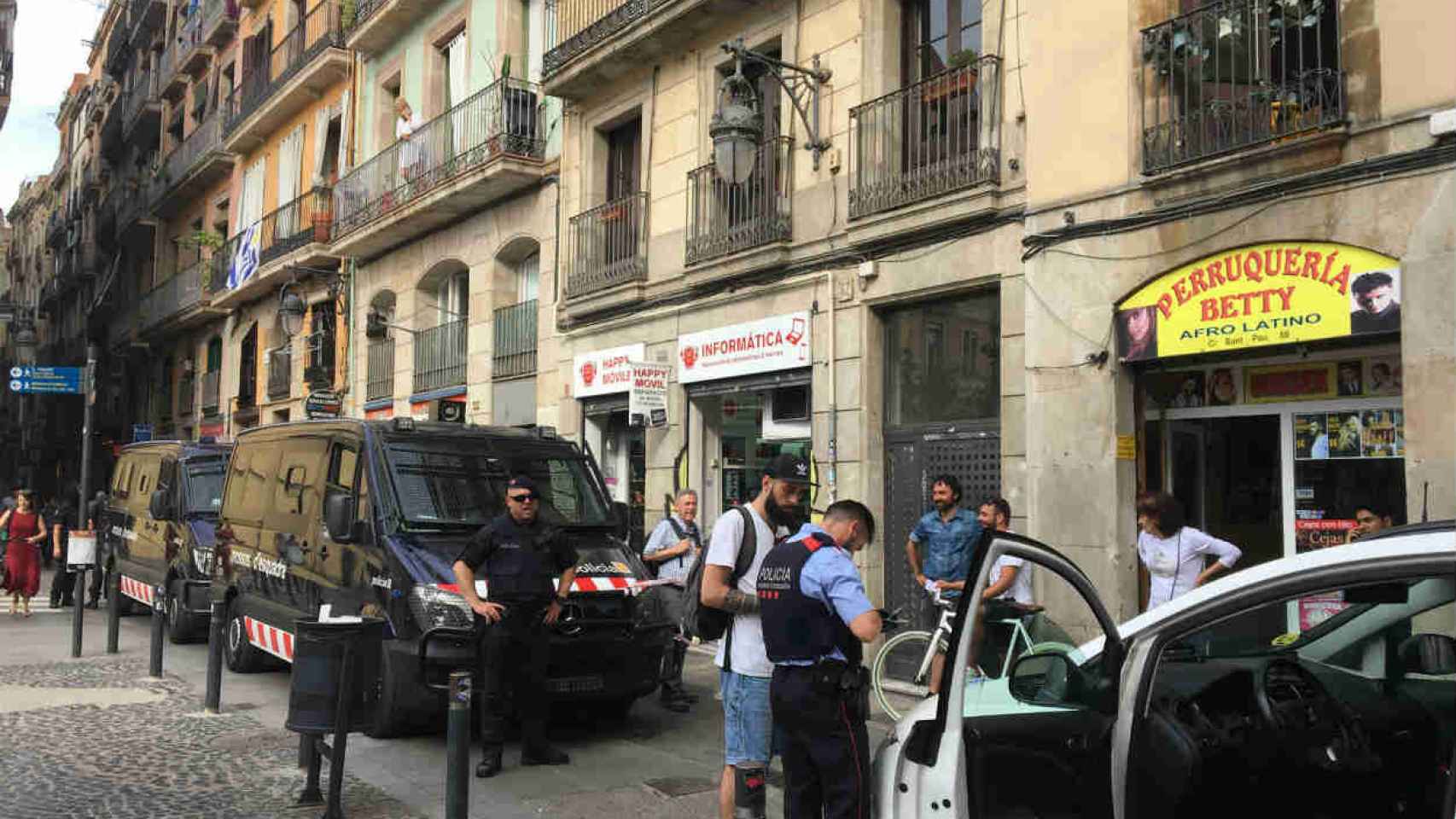 Efectivos de los Mossos durante la macrorredada policia / CR