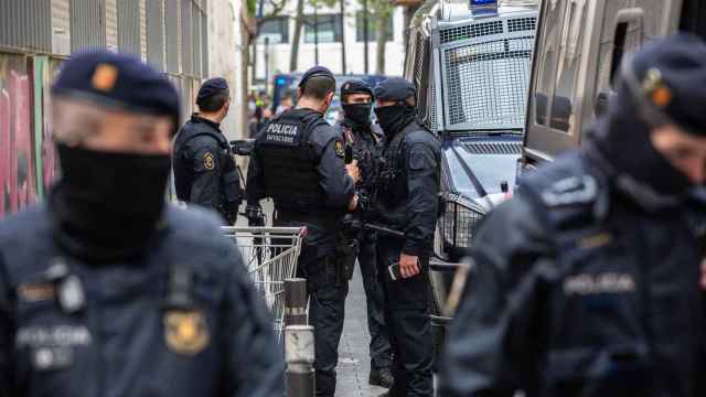 Agentes de los Mossos d'Esquadra durante una operación de narcotráfico en el Raval / EUROPA PRESS