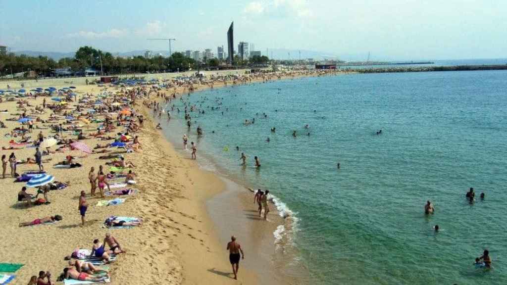 La playa de la Nova Icària de Sant Martí en una imagen de recurso / ARCHIVO