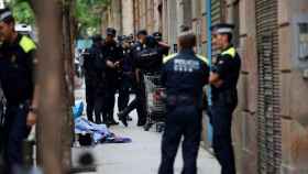 Cuerpo policial durante la macrooperación en el Raval de Barcelona