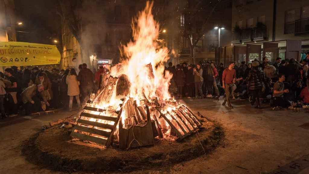 Grandes cantidades de madera quemando en una hoguera del centro de Barcelona