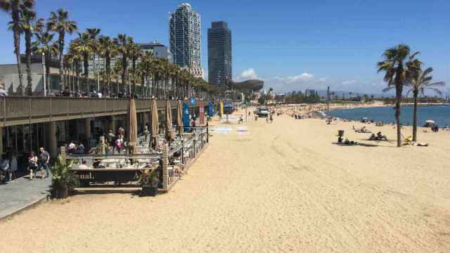 Vista panorámica de la playa de Barcelona con las dos torres Mapfre de fondo / CR