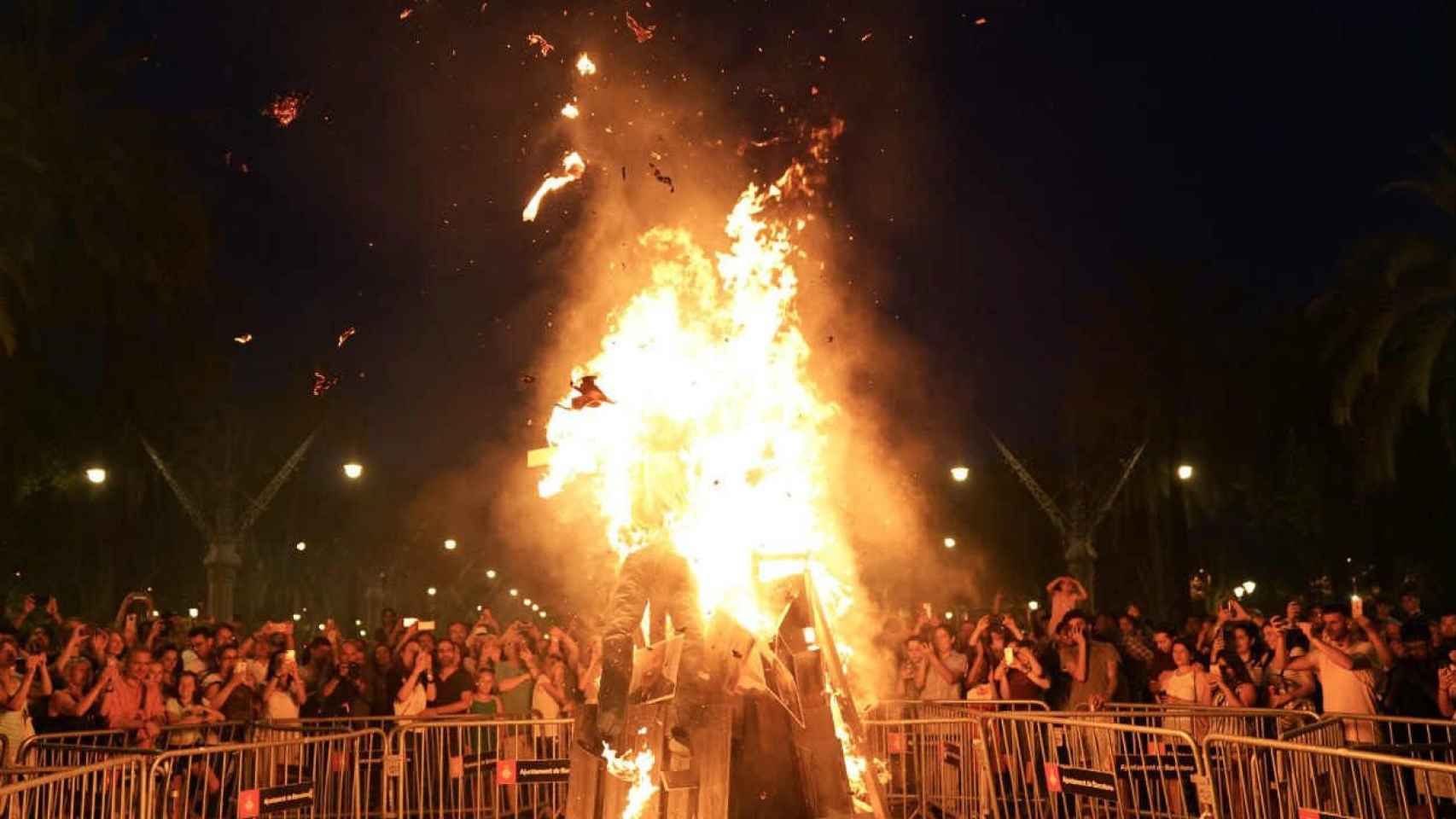 Una de las hogueras que ha ardido en la Nit de Sant Joan / Ajuntament Barcelona