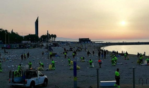 La limpieza de las playas ha empezado con la salida del sol / MDM