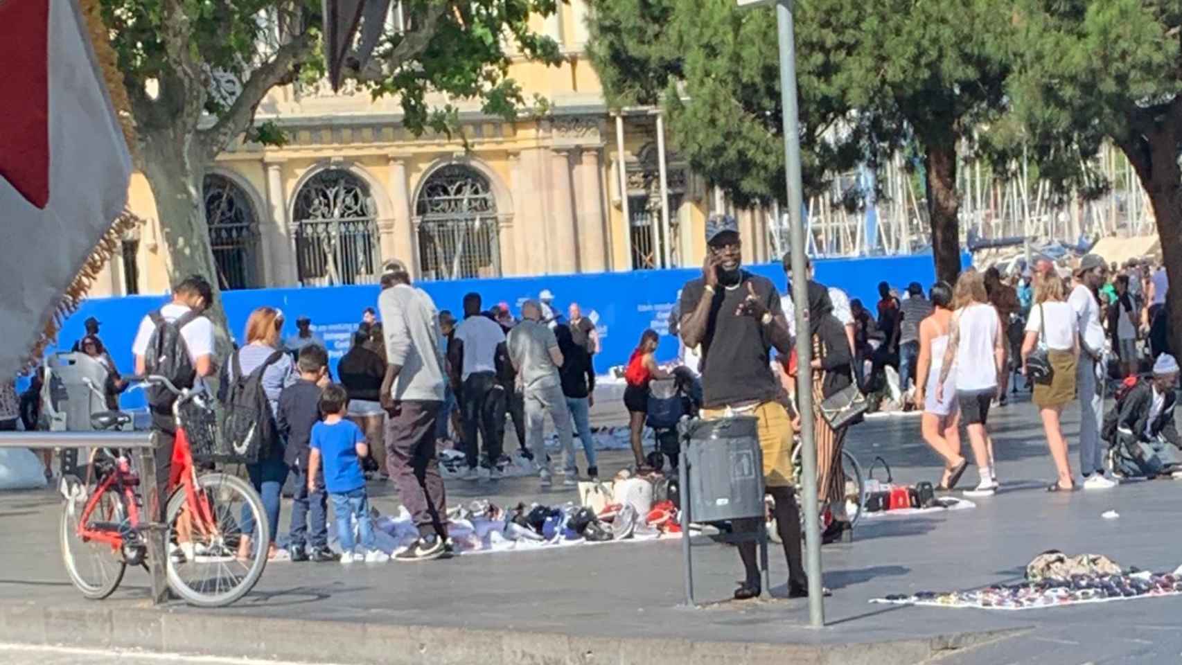 Un grupo de manteros en Colón practicando la venta ilegal de productos en la calle de Barcelona