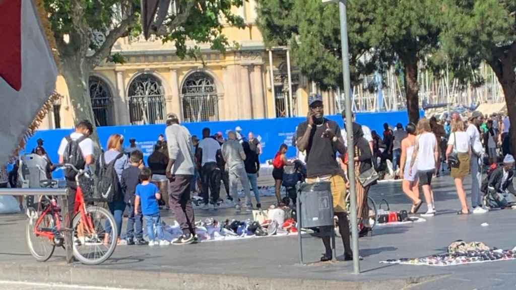 Un grupo de manteros en Colón practicando la venta ilegal de productos en la calle de Barcelona