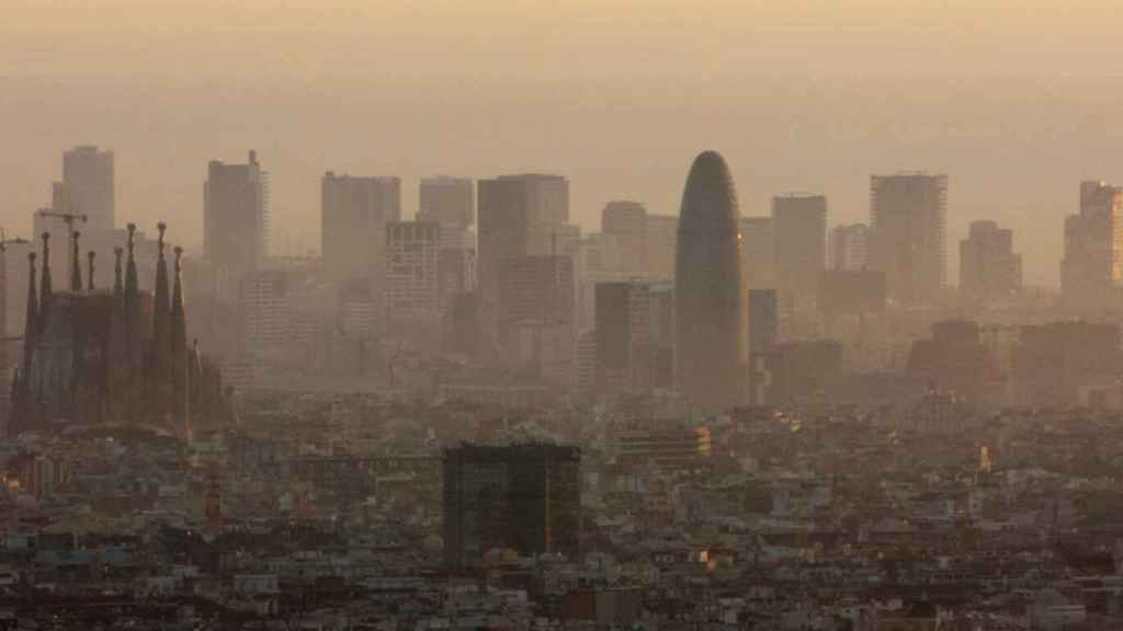 Aire contaminado en el cielo de Barcelona