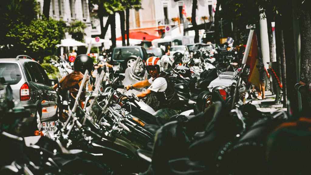 Aparcamiento de motos. Photo by pexels