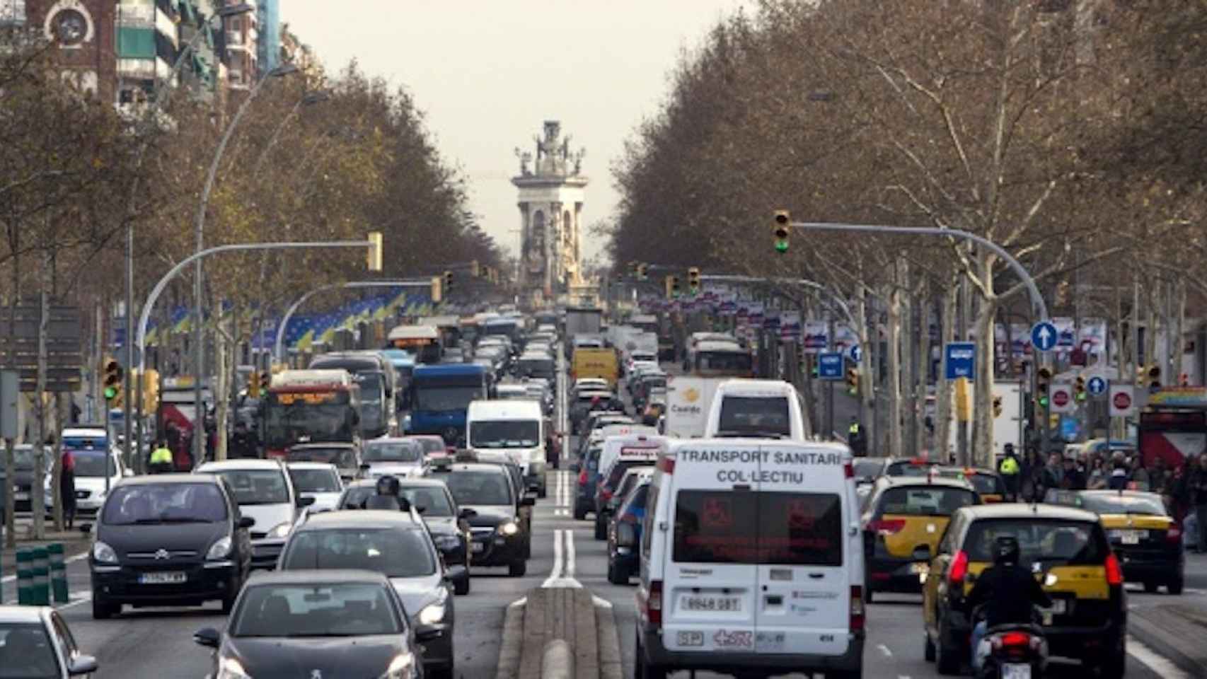 Los ladrones que roban mediante el pinchazo en la rueda actúan en calles como la Gran Vía / EFE