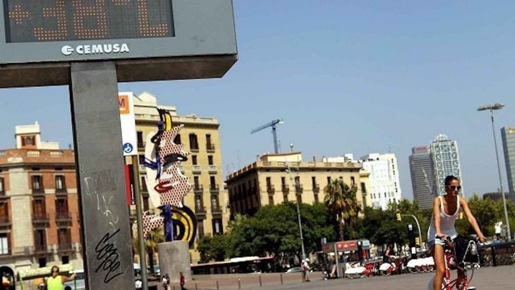 Una imagen de archivo de Barcelona durante una ola de calor / EFE