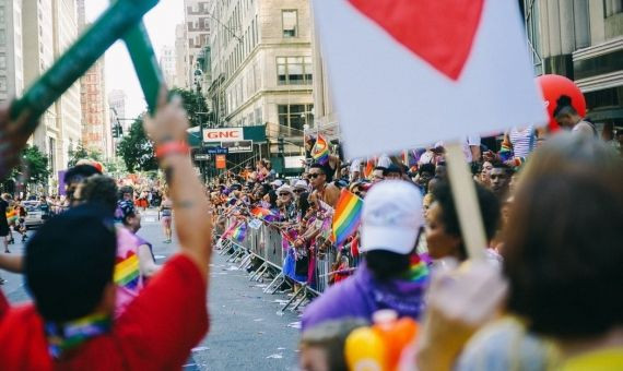 Personas celebrando el día del Orgullo en Nueva York