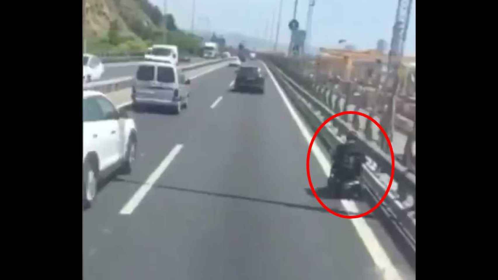 Un hombre circulando a toda velocidad por la Ronda Litoral de Barcelona / MA